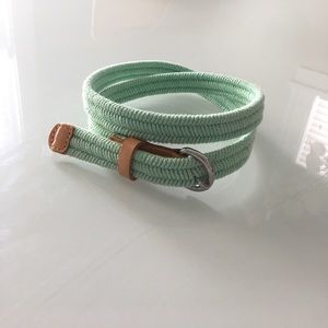 Gap woven belt