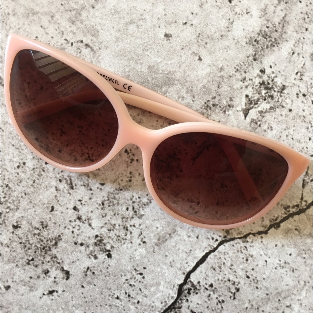 Banana Republic retro sunglasses in the style Zoey