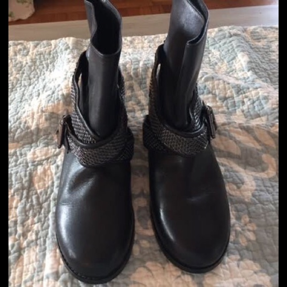 Gorgeous Michael Kors Short Boots Size 6