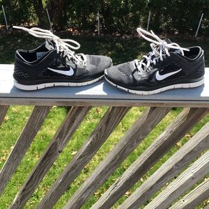 Women's black Nike free sneakers