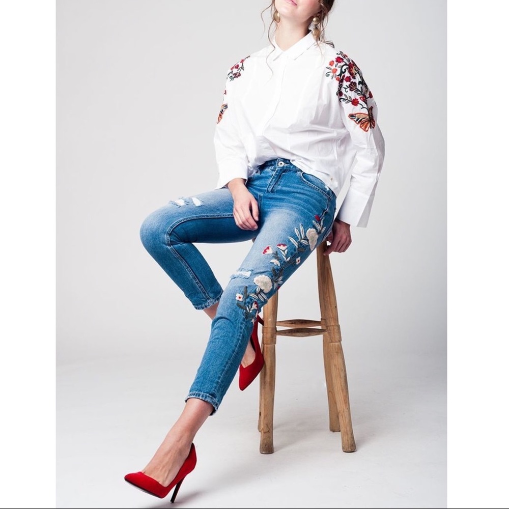 🚨1 HR SALE🚨DAISY distressed skinny jeans - Picture 2 of 4
