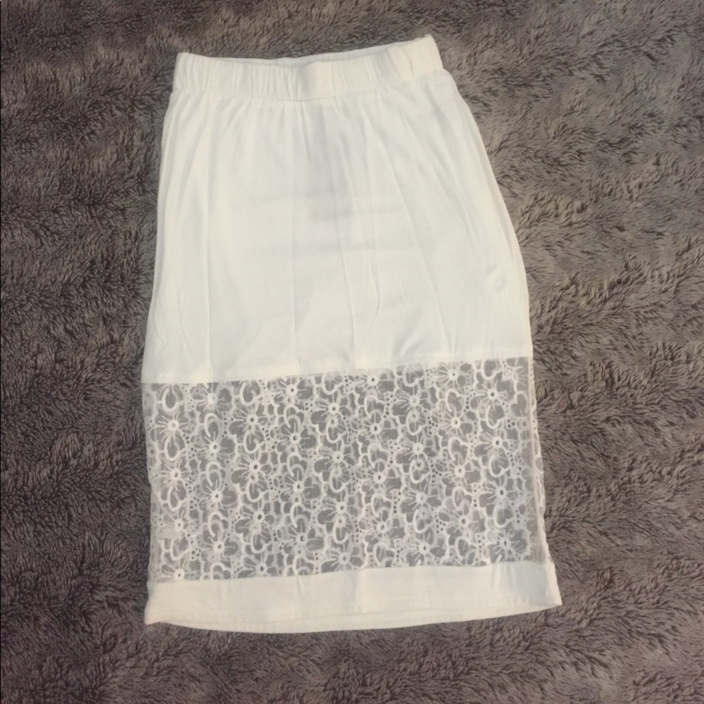 Skirt w/ flower lace insert