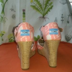 NWOB Super cute TOMS WEDGES size 7
