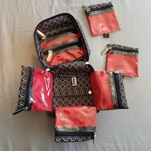 Traveling jewelry case