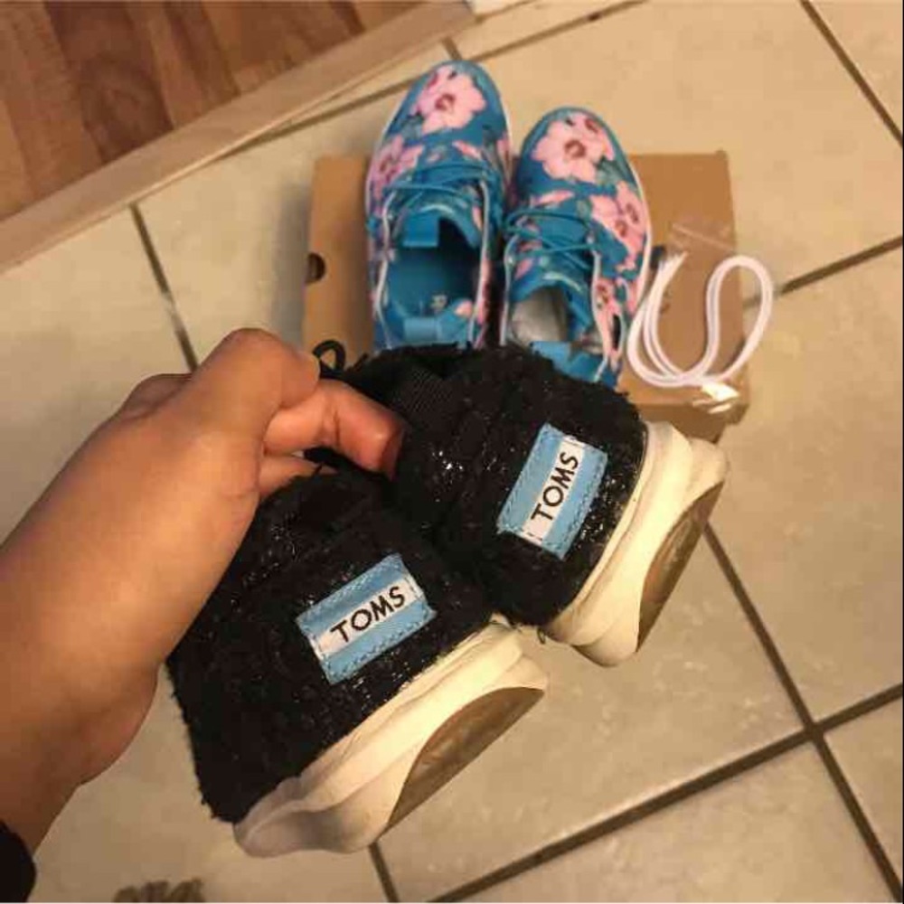 Toms women size 6.5 sneakers