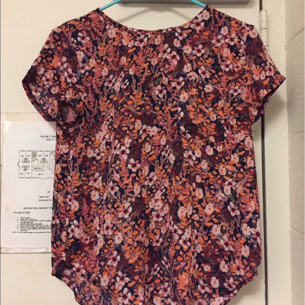 Beautiful short sleeve H&M tee shirt.