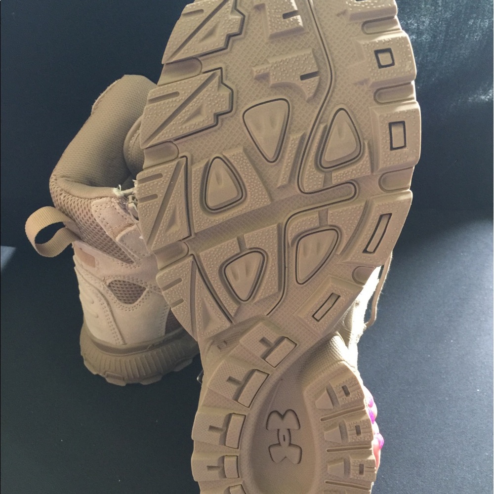 NWT Under Armour boots! - Picture 3 of 4