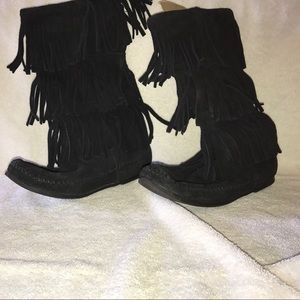 MINNETONKA FRINGE BOOTS