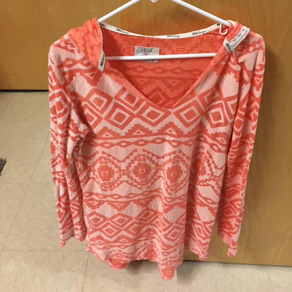 Cute Buckle shirt! - Picture 1 of 2
