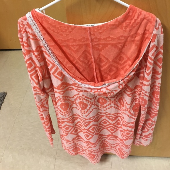 Cute Buckle shirt! - Picture 2 of 2