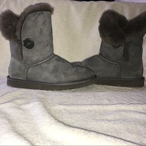 UGG SHORT BUTTON BOOT
