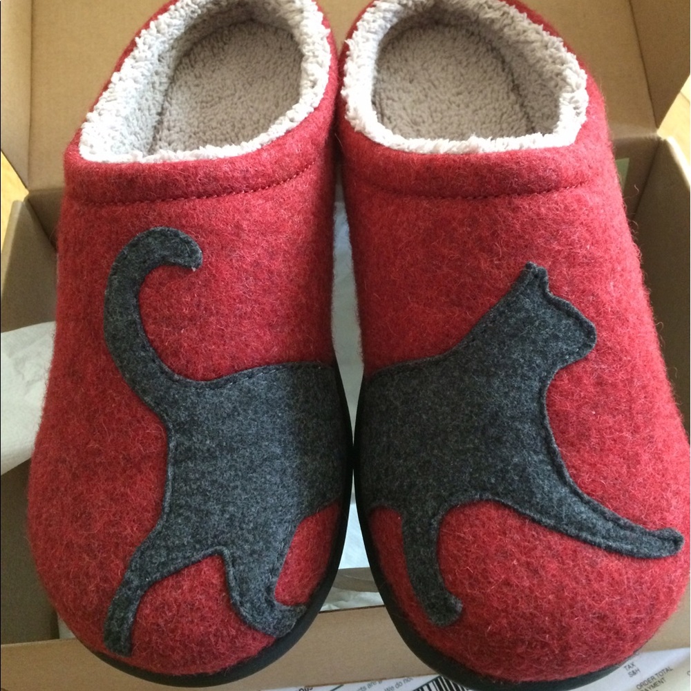 NEW IN BOX L.L. Bean cat slippers