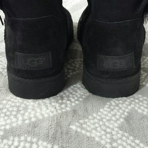 UGG Classic Knot Short Boots - Picture 3 of 3