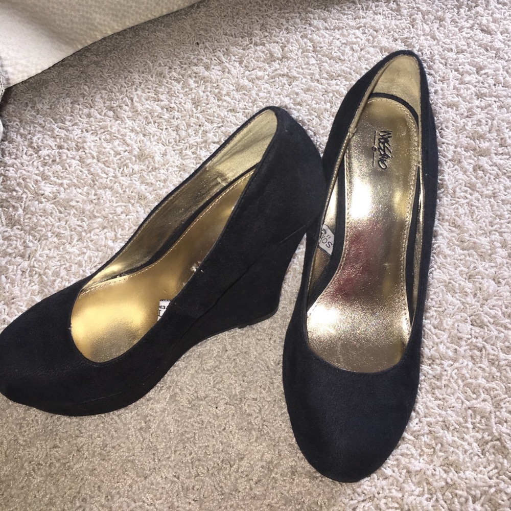 Black wedges