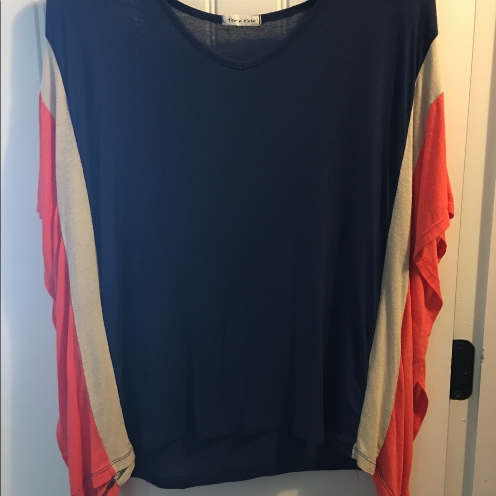 Cute navy flowy top!