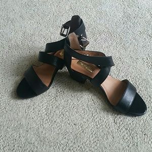 NWOT  Halogen sandals