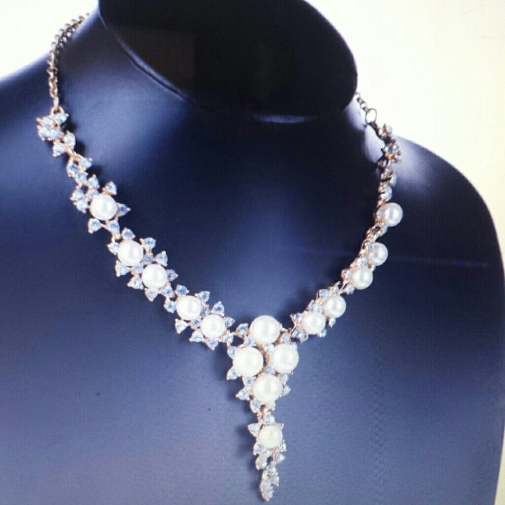 Adjustable crystal chunky necklace.