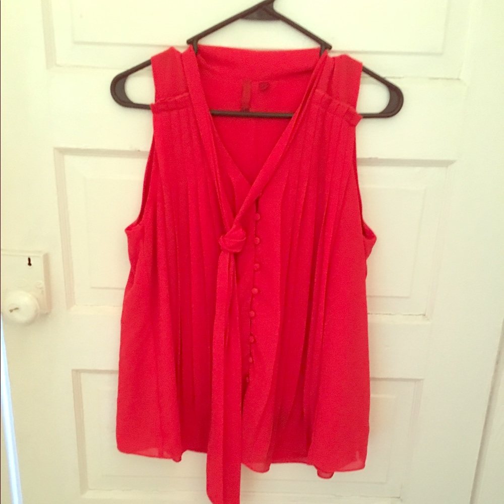 Pleated sleeveless top with tie