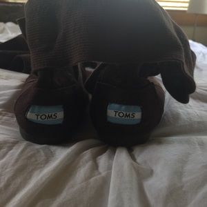 Tom's stretchy wrap boots