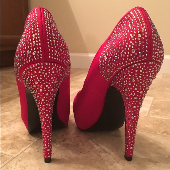 Steve Madden Shoes - ❗️FINAL PRICE❗️Steve Madden red heels