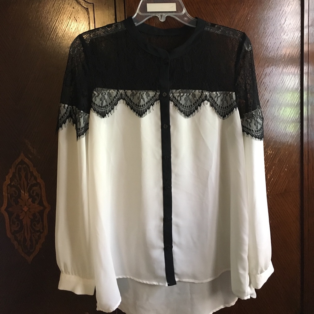 Pretty, sheer lace top blouse size Medium