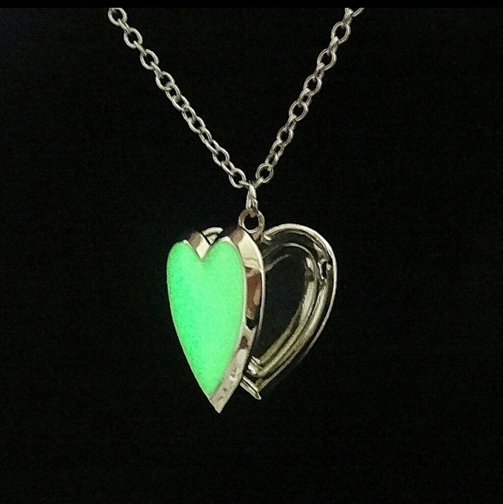 SOLD****Heart green glowing locket necklace - Picture 3 of 6