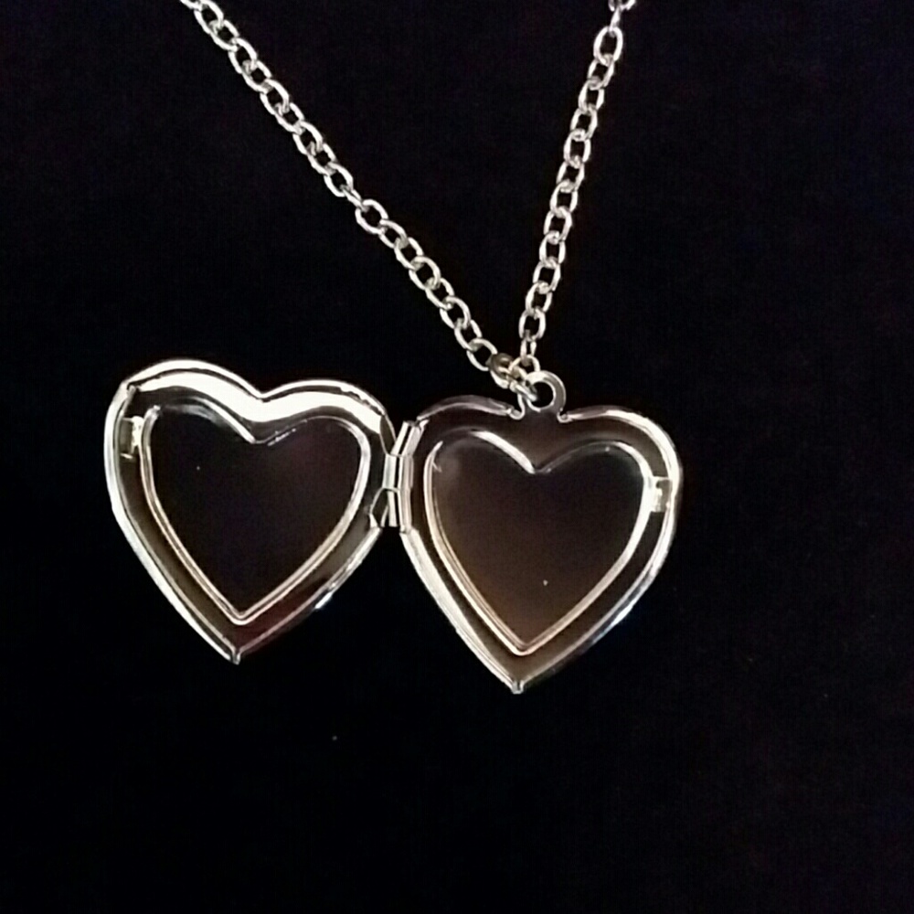 SOLD****Heart green glowing locket necklace - Picture 4 of 6