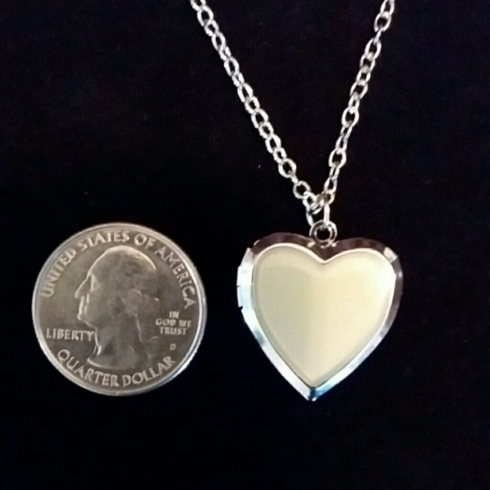 SOLD****Heart green glowing locket necklace - Picture 5 of 6