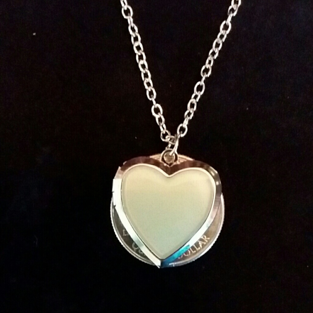 SOLD****Heart green glowing locket necklace - Picture 6 of 6
