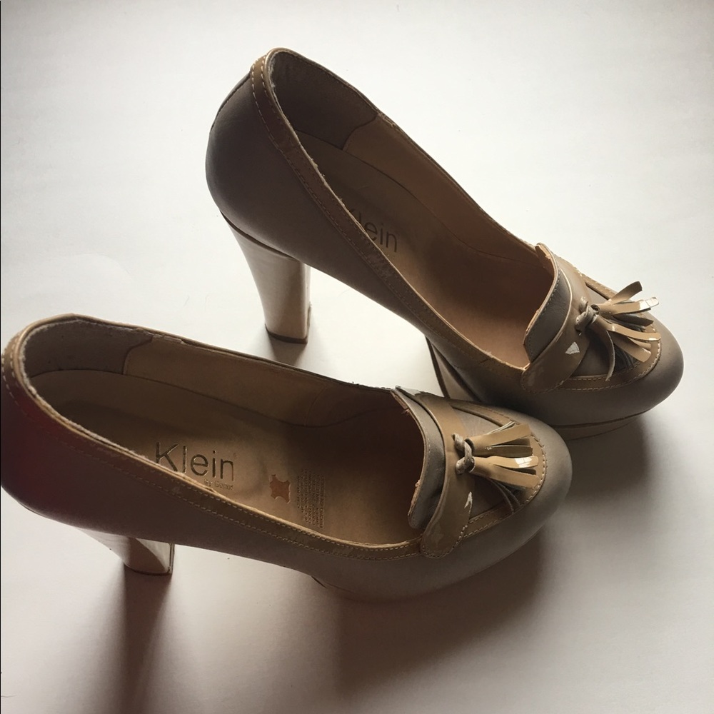 Nude, hand-made leather pumps with loafer tassels!