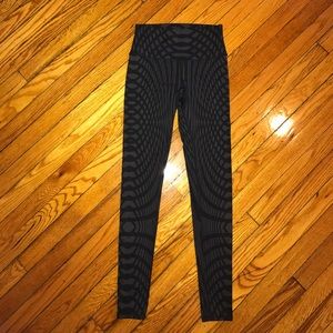Alo Airbrush Leggings - Black Arches