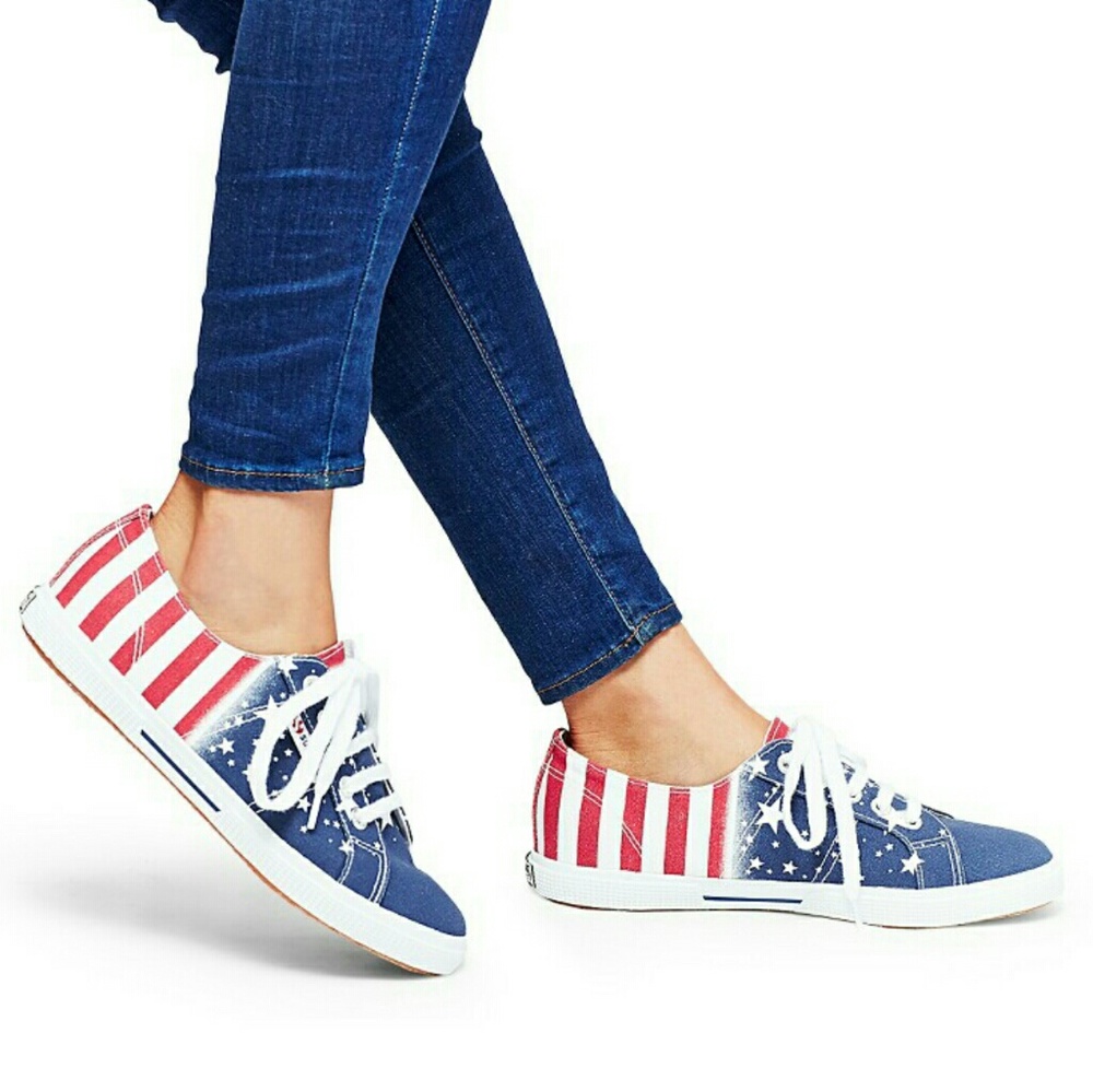 CLOSET CLEAROUT Flag Print Canvas Low Top Sneakers