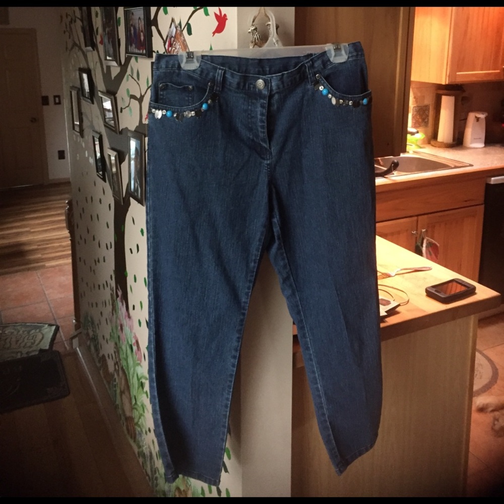Capris with decoration on pockets