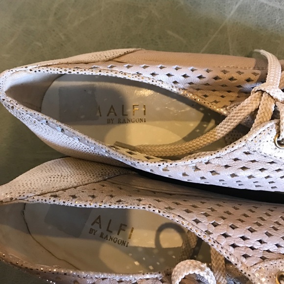 Gold Like new shoes - Picture 2 of 4