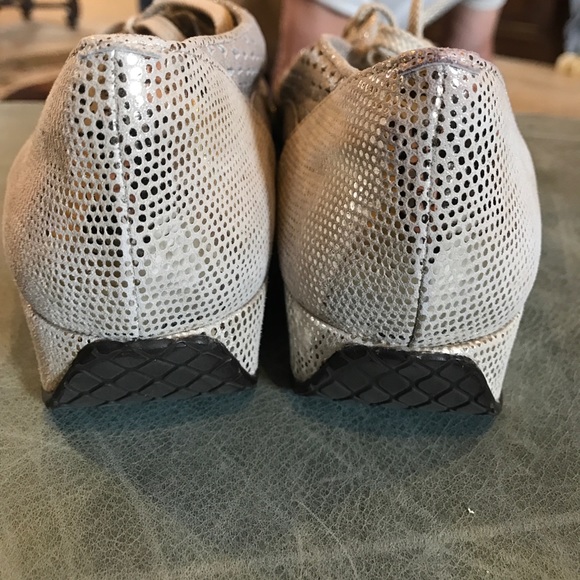 Gold Like new shoes - Picture 4 of 4