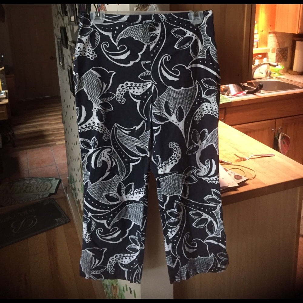 Gap navy and white capris