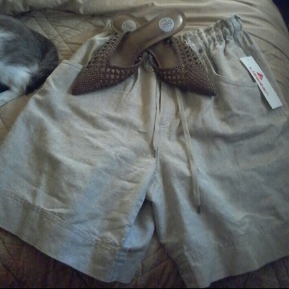 Liz wear kaki shorts