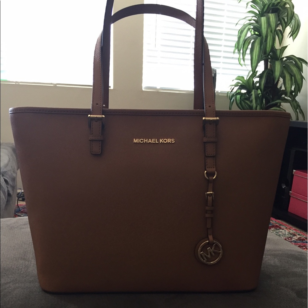 NWT Michael Kors Jet Set Travel Handbag in Acorn