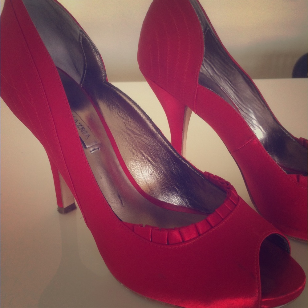 Satin BCBG gorgeous red peep toe pumps