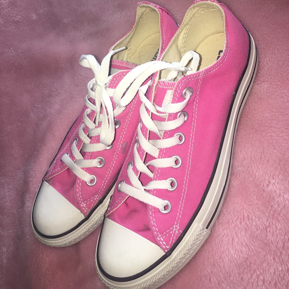 Hot pink low top converse
