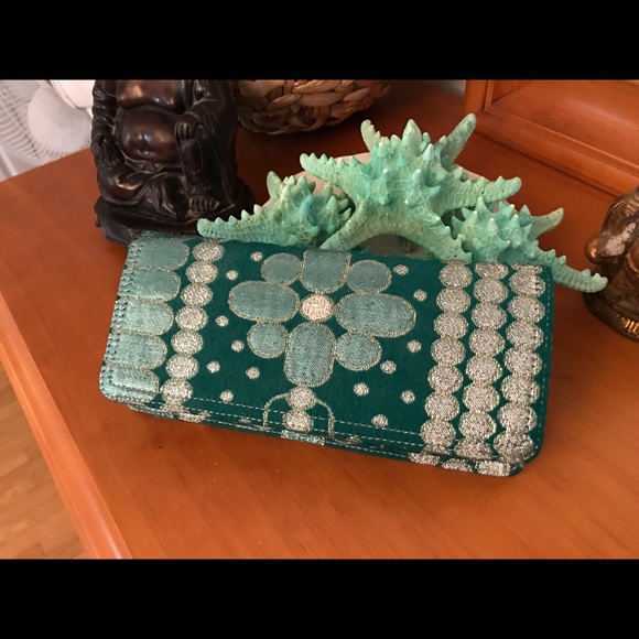 Gorgeous clutch! PRICE REDUCED! - Picture 1 of 4