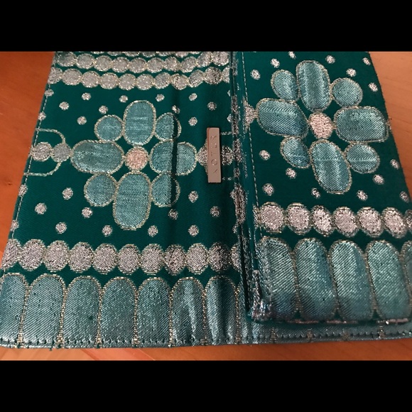 Gorgeous clutch! PRICE REDUCED! - Picture 2 of 4