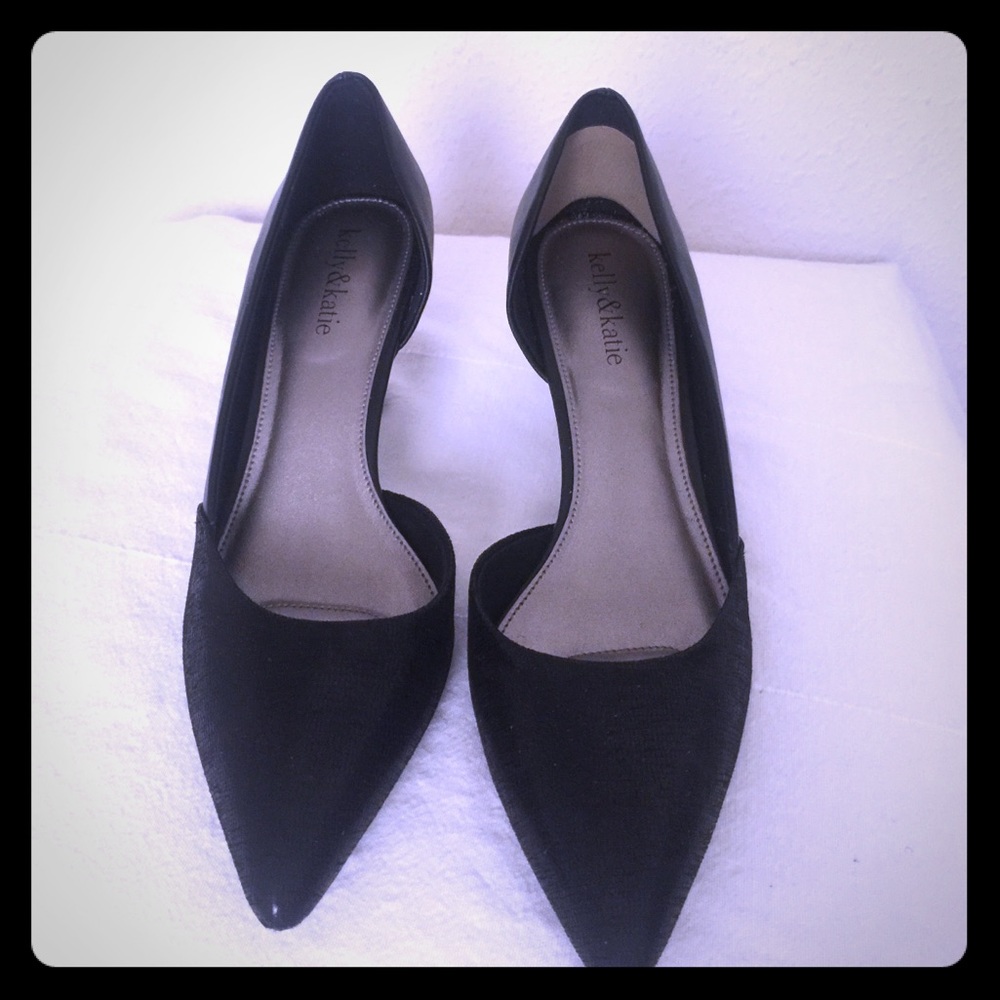 Black short-heeled business pumps