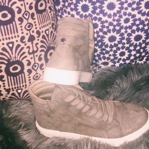 ★ Never worn Steve Madden sneakers ★