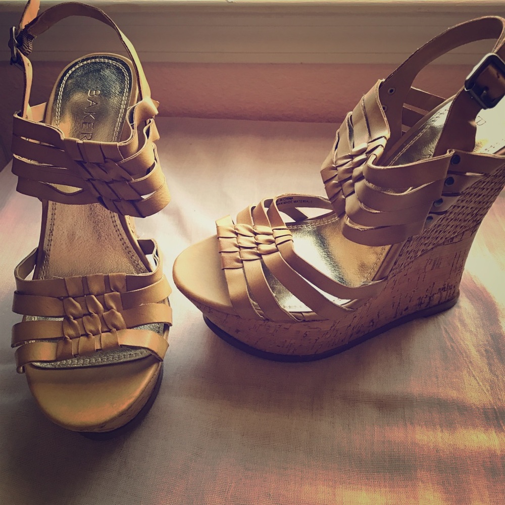 💜TODAY ONLY💜 BAKERS Platform Tan Wedge Sandals