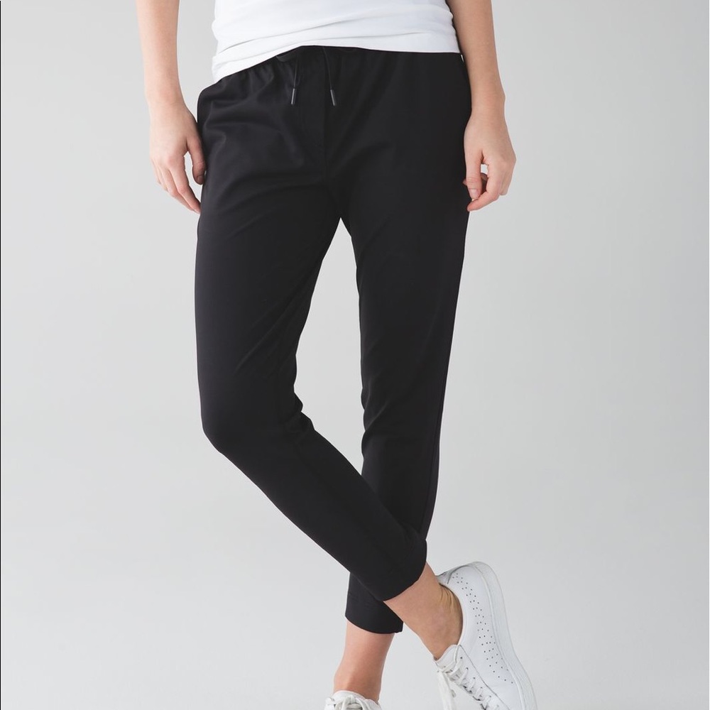 SOLD - Lululemon jet crop slims