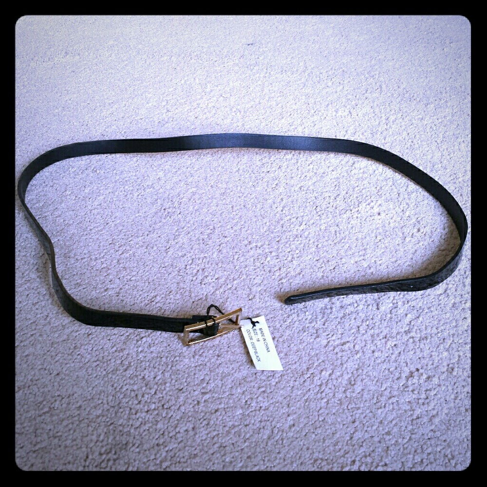 Black skinny belt size 16 NWT