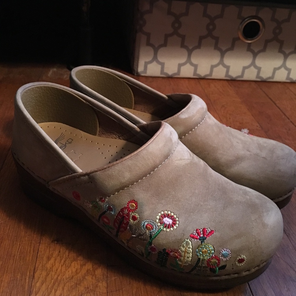 Adorable embroidered danskos! Like new. 39.