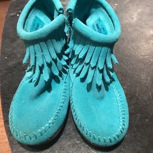 Minnetonka real/blue toddler moccasins