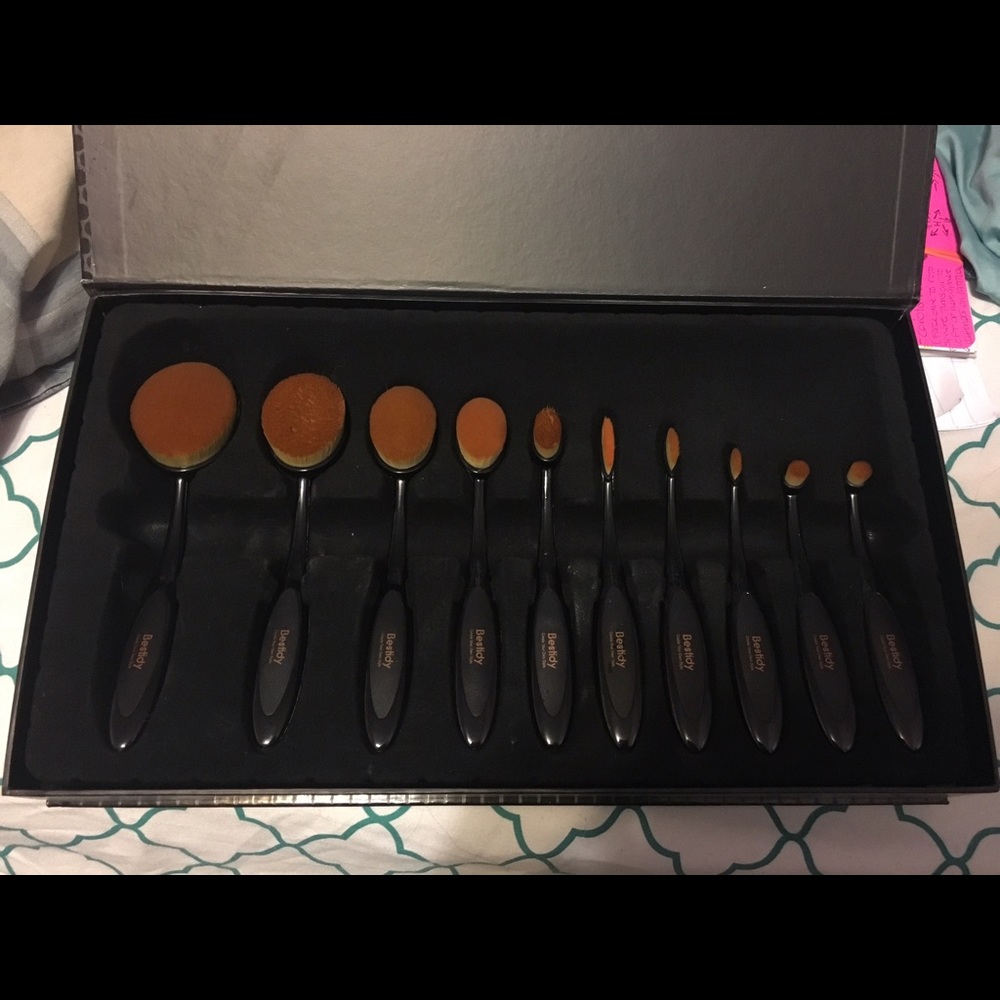 10 Piece Oval Makeup Brush Set